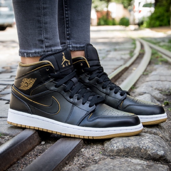 aj1 mid black gold